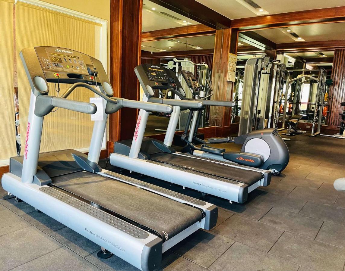 Radisson Blu Plaza Resort & Convention Centre كارجات المظهر الخارجي الصورة Treadmills at a gym