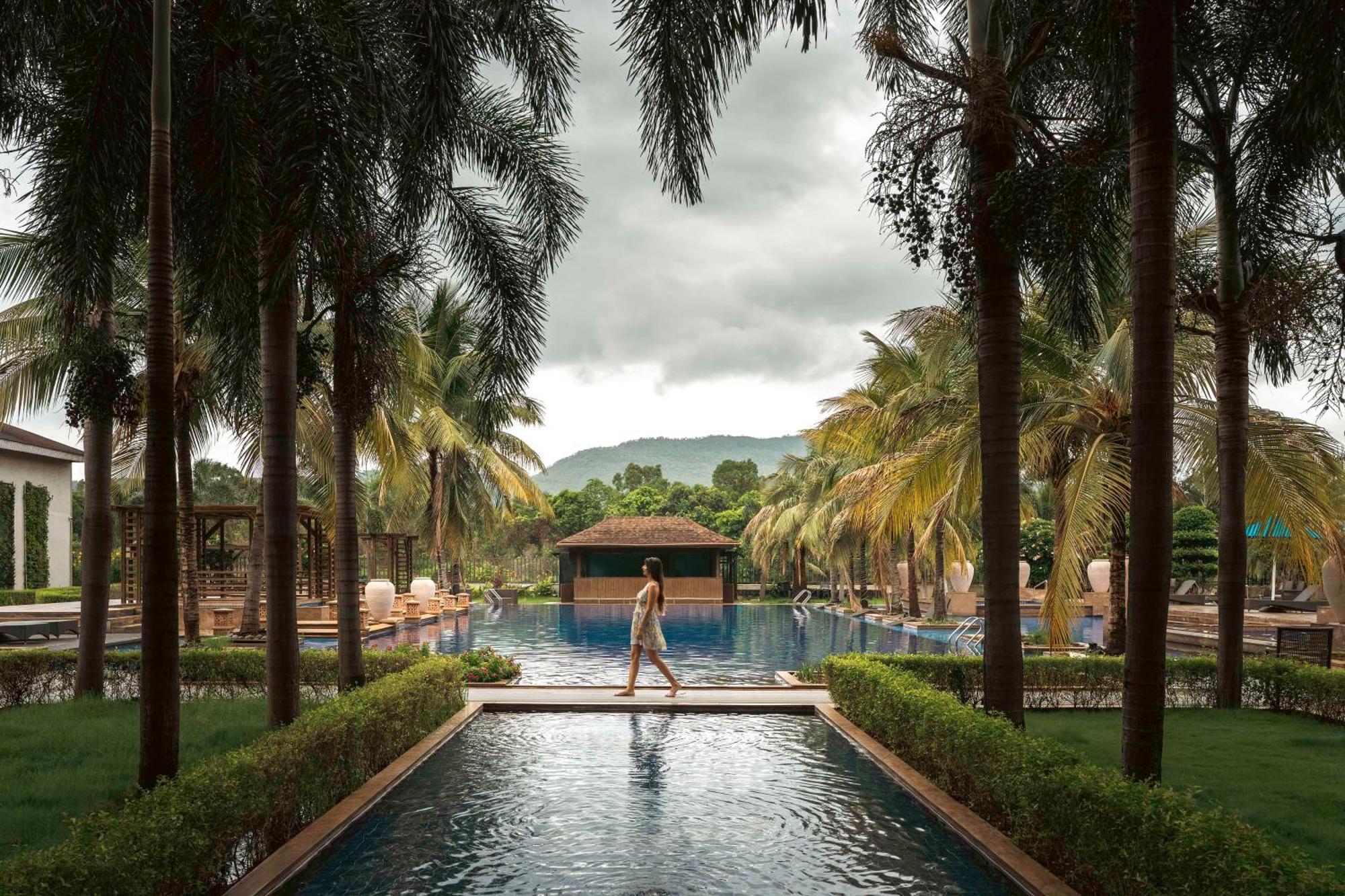 Radisson Blu Plaza Resort & Convention Centre كارجات المظهر الخارجي الصورة The pool at the Anantara Golden Triangle Resort