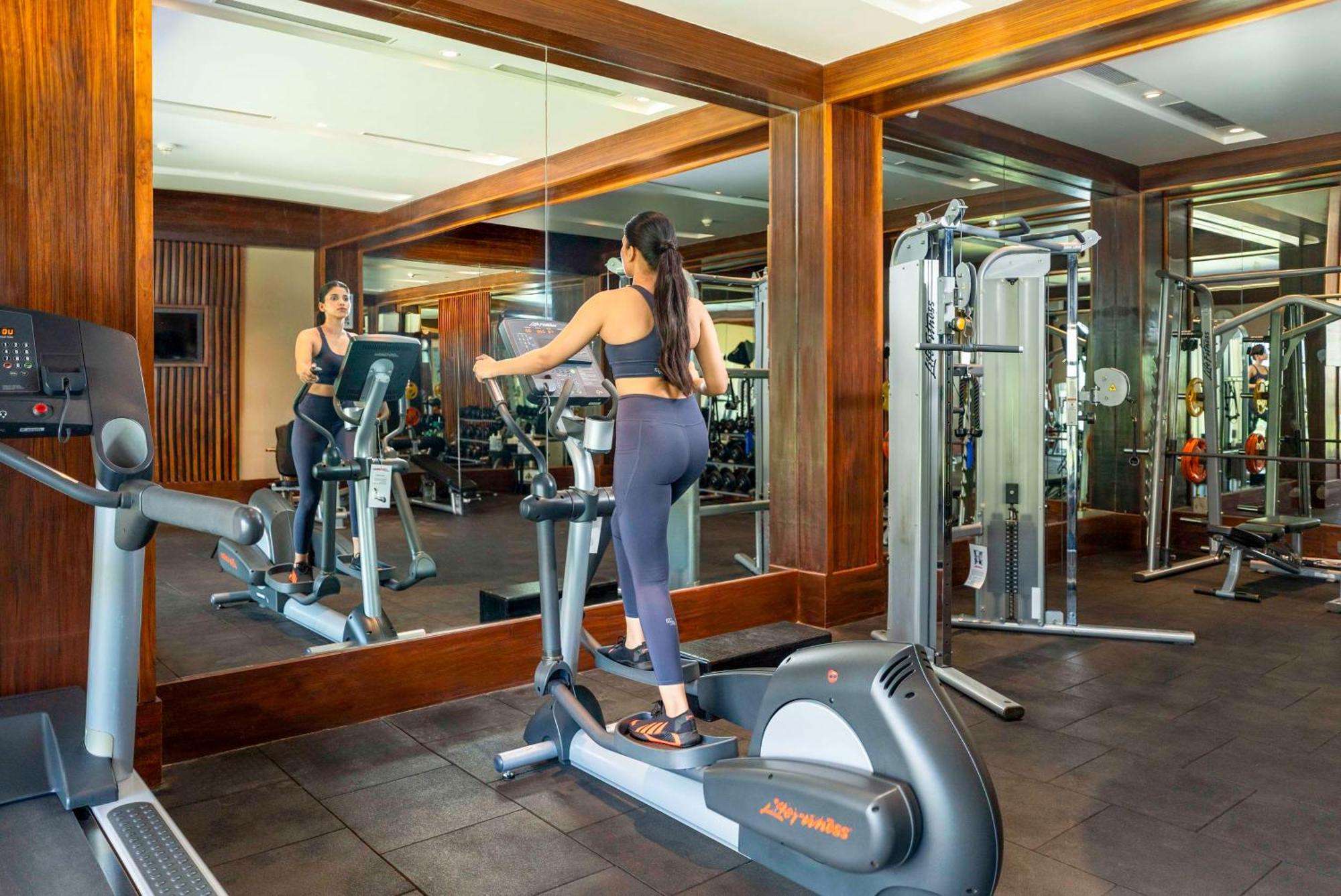 Radisson Blu Plaza Resort & Convention Centre كارجات المظهر الخارجي الصورة A woman on an elliptical trainer