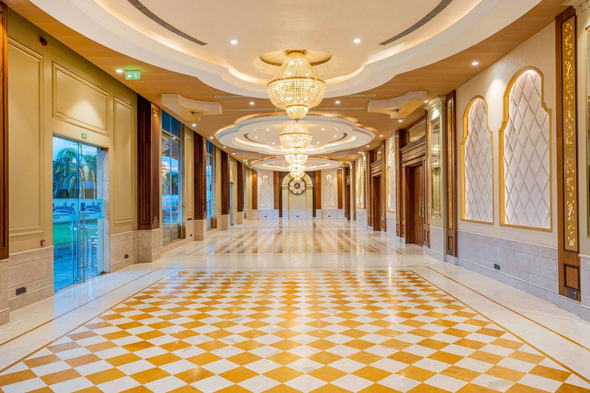 Radisson Blu Plaza Resort & Convention Centre كارجات المظهر الخارجي الصورة The interior of the hotel