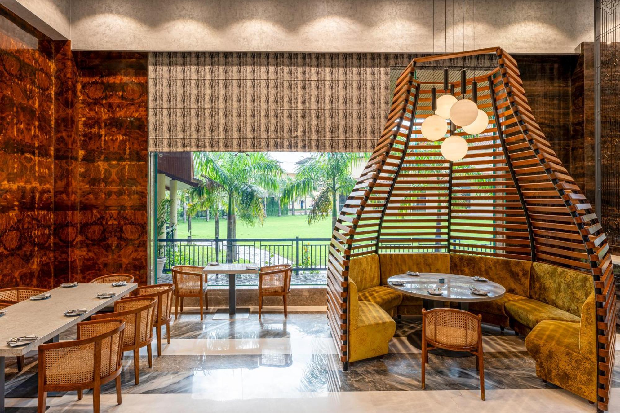 Radisson Blu Plaza Resort & Convention Centre كارجات المظهر الخارجي الصورة The restaurant at the Taj Bengal
