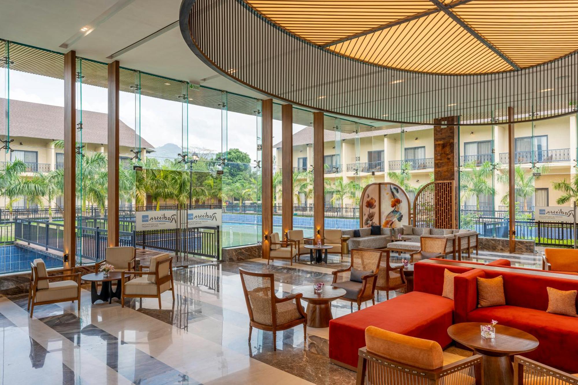 Radisson Blu Plaza Resort & Convention Centre كارجات المظهر الخارجي الصورة The lobby of the hotel