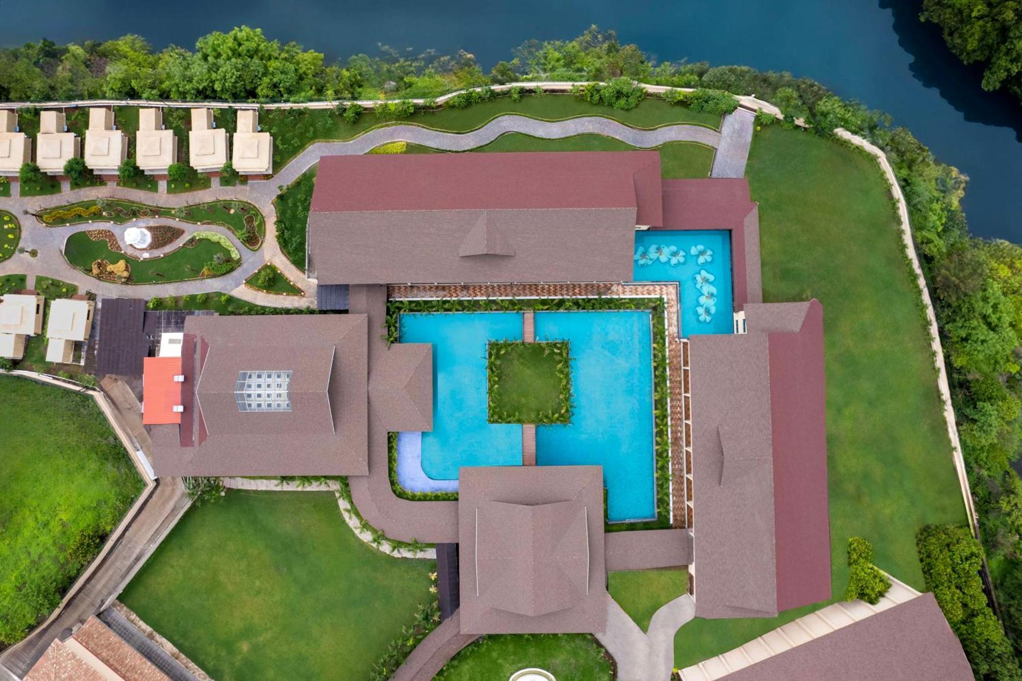 Radisson Blu Plaza Resort & Convention Centre كارجات المظهر الخارجي الصورة Aerial view of the resort