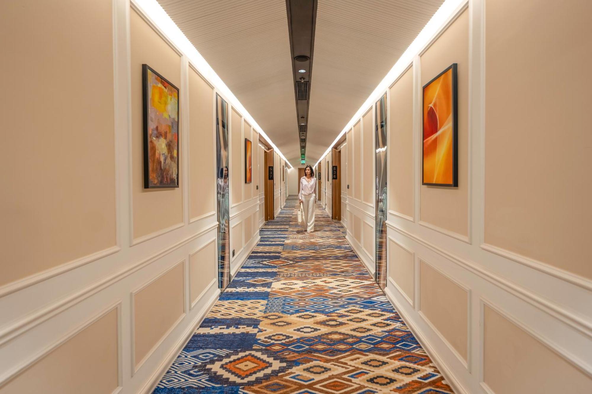 Radisson Blu Plaza Resort & Convention Centre كارجات المظهر الخارجي الصورة A corridor at the hotel