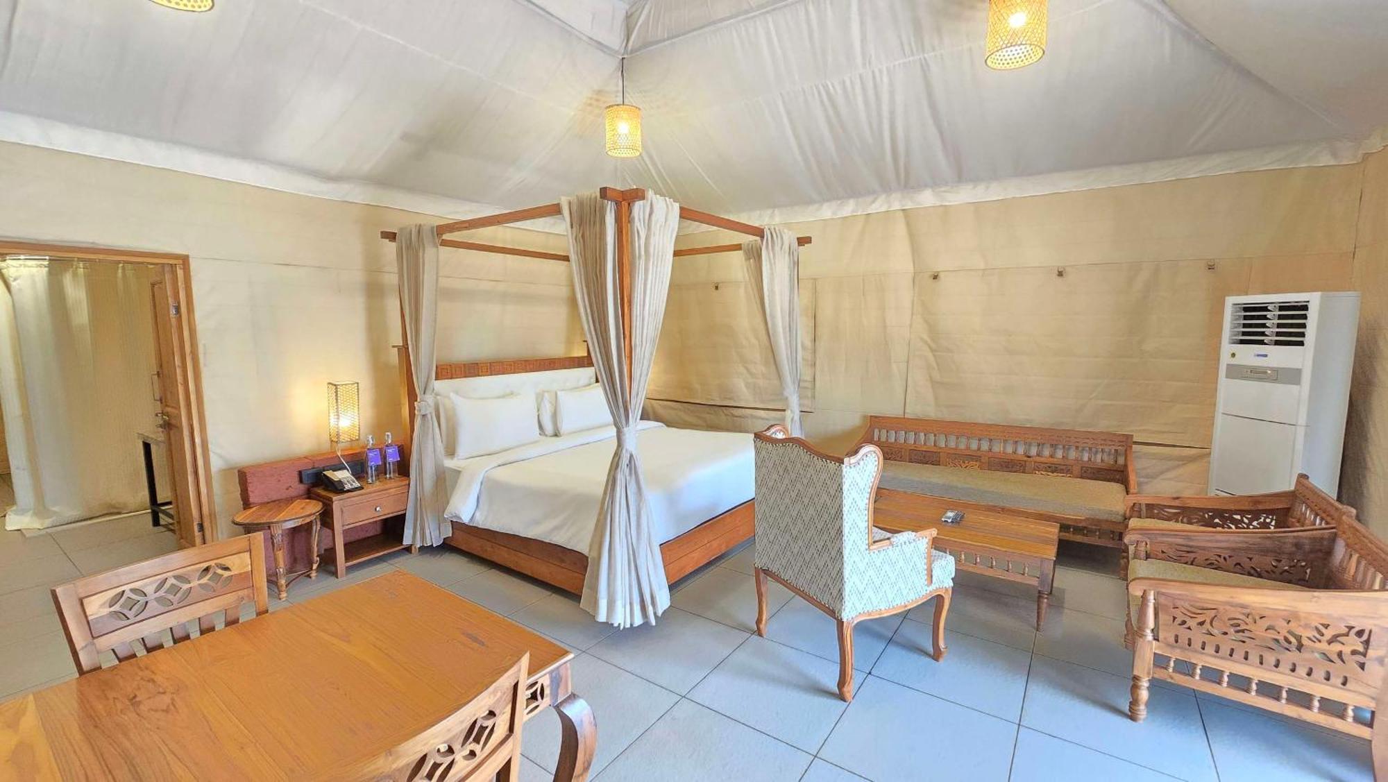 Radisson Blu Plaza Resort & Convention Centre كارجات المظهر الخارجي الصورة A bedroom in a tent at the resort